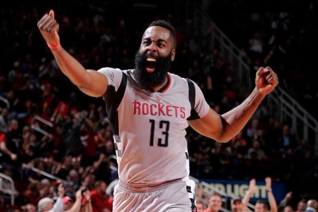 书写NBA新纪录！詹姆斯父子同时登场创造历史